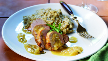 Ψαρονέφρι μαγειρεμένο σε χυμό σταφυλιού με πουρέ μελιτζάνας