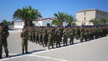 «Κόβουν» πουλόβερ, πετσέτες και αθλητική ένδυση στους φαντάρους