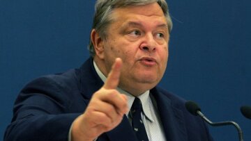 Υπόγειοι δίαυλοι παπανδρεϊκών με ΣΥΡΙΖΑ, πονοκεφαλιάζουν ΠΑΣΟΚ και κυβέρνηση 