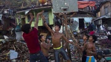 Συγκλονιστικές φωτό: Οι Φιλιππίνες «ζουν» στα συντρίμμια του τυφώνα Χαϊγιάν