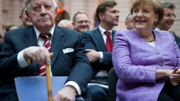 Σμιτ προς Μέρκελ: Το χρέος της Ελλάδας πρέπει να ελαφρυνθεί