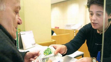 Συντάξεις: «Μαχαίρι» 8% σε ΔΕΚΟ, τράπεζες