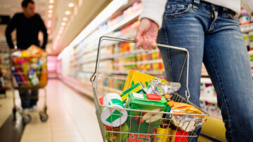 Μείωση τιμών σε γάλα, ψωμί και φάρμακα υπόσχεται η κυβέρνηση 