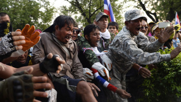 Πυροβολισμοί με έναν νεκρό στις βίαιες διαδηλώσεις στην Ταϊλάνδη