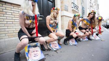 Ουκρανία: Οι Femen ούρησαν πάνω σε φωτογραφίες του προέδρου Γιανουκόβιτς!