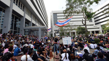 Ταϊλάνδη: Ένταλμα σύλληψης κατά του επικεφαλής των αντικυβερνητικών διαδηλωτών