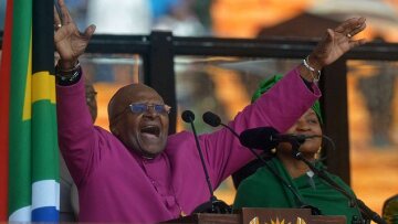 Ντέσμοντ Τούτου: Αυτός στην τελετή του Μαντέλα και οι διαρρήκτες στο σπίτι του