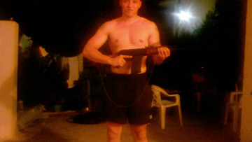 Φωτογραφίες του Κασιδιάρη να χαιρετά ναζιστικά και να κρατά όπλο