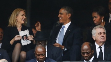 New York Post: Ο Ομπάμα έκανε σαν αγόρι που βράζουν οι ορμόνες του με τη Δανή πρωθυπουργό!