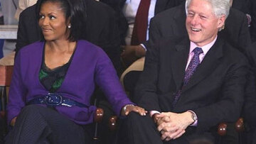 CNN: Πρώτη η Μισέλ έβαλε το χέρι της στο γόνατο του Κλίντον