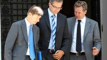 Μας δίνουν τη δόση 1 δισ. αλλά μας ζητούν μέτρα 1,2 δισ. ευρώ