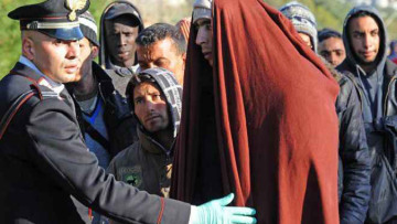 ΟΗΕ: Η Ιταλία εξακολουθεί να κακομεταχειρίζεται τους μετανάστες στη Λαμπεντούζα 