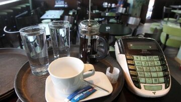 Για όλο το 2014 θα ισχύσει το 13% ΦΠΑ στην εστίαση