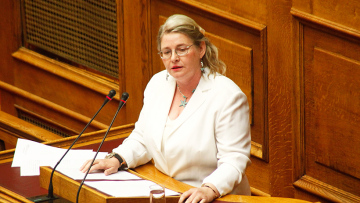 Η Ελένη Ζαρούλια βιντεοσκοπούσε συναδέλφους της βουλευτές!