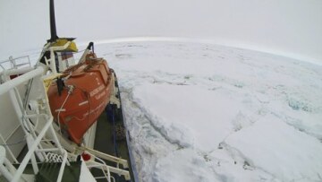  Ρωσικό πλοίο κόλλησε στους πάγους της Ανταρκτικής (φωτογραφίες)