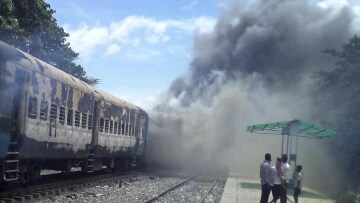 Ινδία: Τουλάχιστον 23 νεκροί από πυρκαγιά σε αμαξοστοιχία