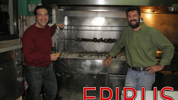 Φωτογραφία: Ο Τσίπρας σε ψησταριά στην Άρτα 