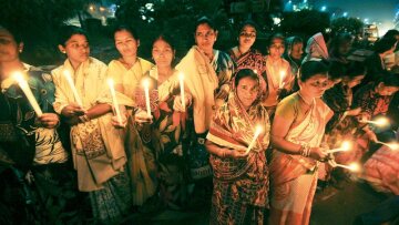 Καλκούτα: Διαδήλωση για την έφηβη που αυτοπυρπολήθηκε μετά τον ομαδικό βιασμό της και υπέκυψε