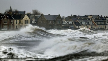 «Βούλιαξε» η Βρετανία από τις πλημμύρες 