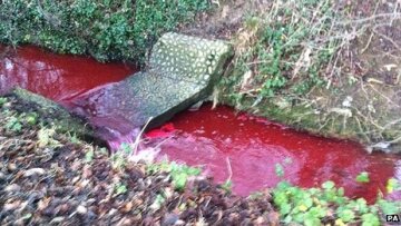 Ποτάμι έγινε κόκκινο στη Βρετανία