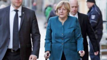 Δείτε την πρώτη εμφάνιση της Μέρκελ με πατερίτσες