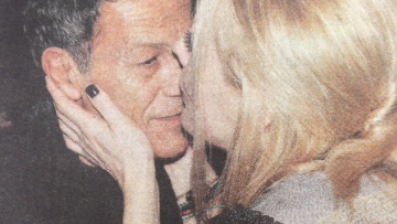 Η Σμαράγδα Καρύδη φιλάει τον Σταύρο Ξαρχάκο