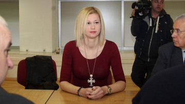 Ραχήλ Μακρή: Με το... σταυρό της στη συνεδρίαση των ΑΝ.ΕΛ.