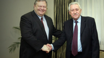 Βγήκαν τα μεγάλα μαχαίρια στην Κεντροαριστερά