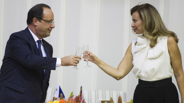 Γυαλιά καρφιά τα έκανε η Βαλερί στο γραφείο του Ολάντ