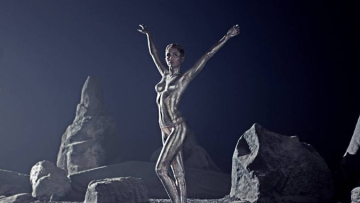 Γυμνή εξωγήινη η Miley Cyrus 