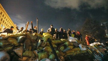 «Εμφύλιος» στο Κίεβο: Οι διαδηλωτές κατέλαβαν το υπουργείο Γεωργίας και έστησαν οδοφράγματα