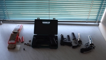 Έκρυβε οπλισμό και κλεμμένες πινακίδες φορτηγού