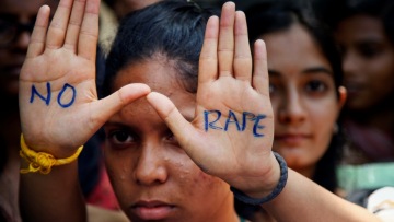 Ινδία: Υπό αστυνομική προστασία η 20χρονη που έπεσε θύμα ομαδικού βιασμού