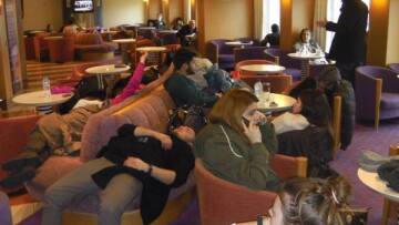 Δείτε τους «νομάδες» Κεφαλονίτες που έχουν κατακλύσει το «πλοίο του σεισμού»