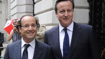 Ολάντ προς Κάμερον: Δεν είναι προτεραιότητα η αναθεώρηση των συνθηκών της Ε.Ε.