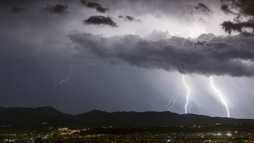 Κακοκαιρία: Πλησιάζουν οι καταιγίδες στην Αττική, όλο και πιο χαμηλά τα χιόνια