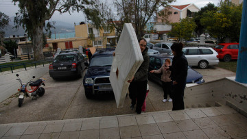 Κεφαλονιά: Σε αυτοκίνητα, σκηνές και λεωφορεία των ΚΤΕΛ πέρασαν τη νύχτα οι κάτοικοι