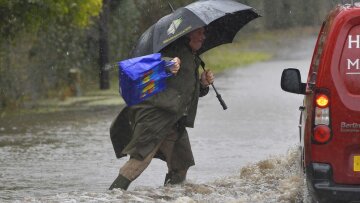 Στο έλεος της κακοκαιρίας η Βρετανία