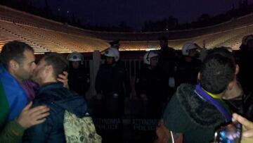 Gay φιλιά στο Καλλιμάρμαρο για το Σότσι