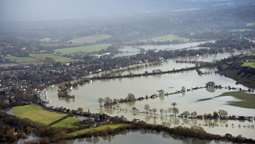 Οι πλημμύρες απειλούν τώρα το Λονδίνο