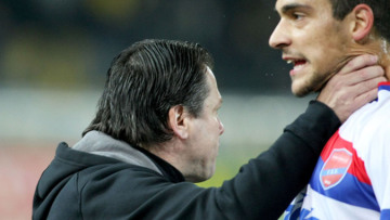 Super League: Δείτε προπονητή να πιάνει απο τον λαιμό αντίπαλο ποδοσφαιριστή 