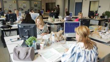 Απειλή απόλυσης αντιμετωπίζουν όλοι οι συμβασιούχοι που μονιμοποιήθηκαν