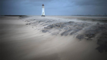 «Κόκκινος» συναγερμός σε Βρετανία και Ιρλανδία λόγω σαρωτικών ανέμων 