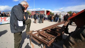 Με αναμμένες μηχανές τα τρακτέρ