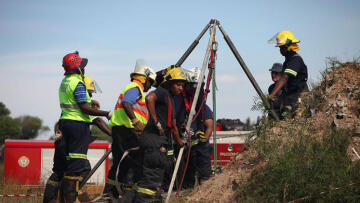 Νότια Αφρική: Θρίλερ με δεκάδες παγιδευμένους μεταλλωρύχους (video)