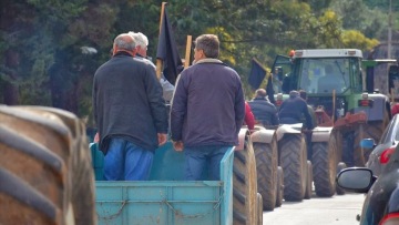 Συμβολικό κλείσιμο της Εγνατίας από αγρότες στον κόμβο Κερδυλλίων