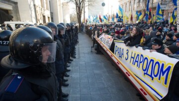 Βίντεο: Ουκρανοί αστυνομικοί παραδίδουν τα όπλα και αποχωρούν ντροπιασμένοι