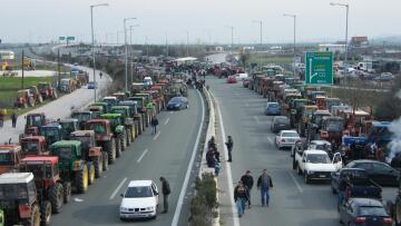 Αποχωρούν από το μπλόκο της Νίκαιας οι αγρότες