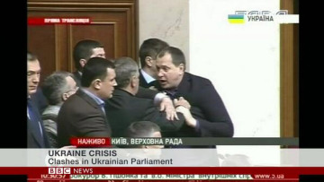 «Σκοτώθηκαν» και μέσα στη βουλή της Ουκρανίας – Δείτε βίντεο με το ξύλο