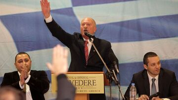 Βίντεο: Χαιρετισμός προς το Θείο και όχι ναζιστικός, λέει ο Αρβανίτης της Χρυσής Αυγής